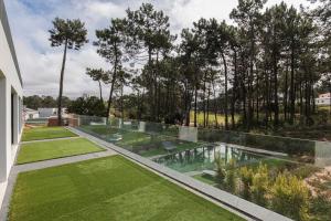 una piscina nel mezzo di un giardino di Vila Jasmim ad Almada