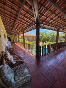 eine Veranda mit Sofas und Poolblick in der Unterkunft Hotel Dunas De Paracuru in Paracuru