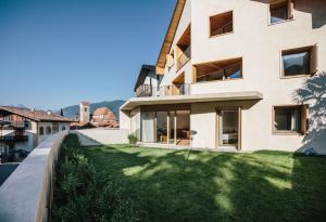 an external view of a house with a lawn at Appartement Steinach in Schenna