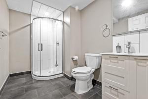 y baño blanco con ducha y aseo. en 14 minutes from downtown, Luxury home in Nepean en Ottawa