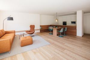 a living room with a couch and a table and chairs at Appartement Steinach in Schenna