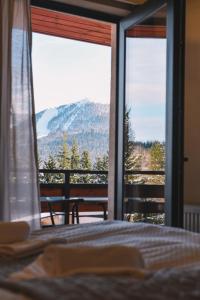 una camera con letto e vista sulle montagne di MaRKoS flat in Bakuriani Inn a Bakuriani