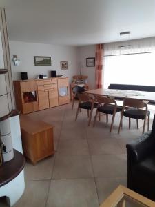 a living room with a table and chairs at Ferienwohnung Schehl in Erlenbach