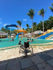 una bicicleta estacionada frente a una piscina en Hotel Dunas De Paracuru, en Paracuru