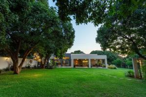 una casa con un patio verde en La Caduta Luxury Villa, en Livingstone