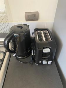 eine Kaffeemaschine und ein Toaster auf der Theke in der Unterkunft Departamento Full nuevo Curico in Curicó