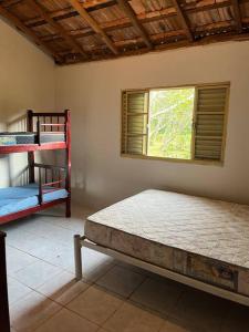 1 Schlafzimmer mit 2 Etagenbetten und einem Fenster in der Unterkunft Casa na Roça em São José do Barreiro SP in São José do Barreiro