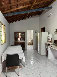 uma cozinha com uma mesa e um frigorífico em Casa na Roça em São José do Barreiro SP em São José do Barreiro