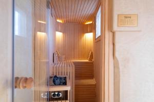 een kleine kamer met een sauna en een houten trap bij Dar el Maq - Antlantic view & Sauna in Asilah