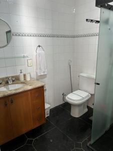 ein Bad mit einem WC und einem Waschbecken in der Unterkunft Apart em Miguel Pereira in Miguel Pereira
