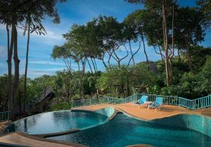 Bazén v ubytování Baan Hin Sai Resort & Spa nebo v jeho okolí