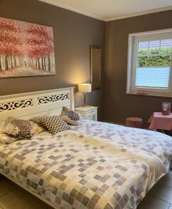 Un dormitorio con una cama grande y una ventana. en Villa Sienna, en Zingst
