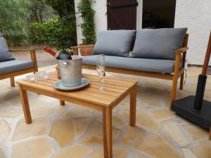 Villa Berta في سانت رافائيل: طاولة قهوة مع كؤوس نبيذ وأريكة
