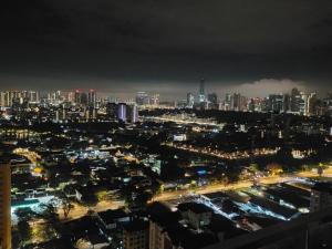 - Vistas a la ciudad por la noche en Imperial suites@Reizz residence, en Kuala Lumpur