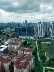 una vista aérea de una ciudad con edificios altos en Imperial suites@Reizz residence, en Kuala Lumpur