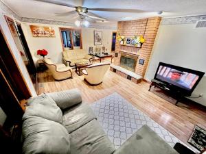 uma sala de estar com um sofá e uma televisão em Luxury 2BR home in Newmarket em Newmarket