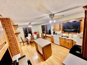 Кухня или мини-кухня в Luxury 2BR home in Newmarket
