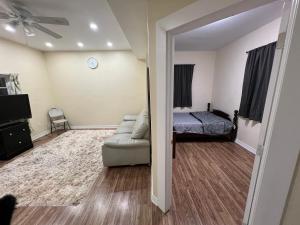 Gallery image of Queen Bed Apartment with Seamless Living & Kitchen in Newmarket
