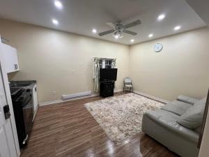 Gallery image of Queen Bed Apartment with Seamless Living & Kitchen in Newmarket