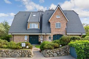 uma casa de tijolos com um telhado preto em Klingler s Hues App 1 em Wenningstedt