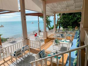 balcón con vistas a la playa en Baan Hin Sai Resort & Spa, en Chaweng Noi Beach