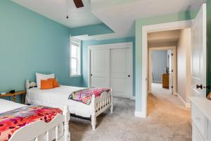 - une chambre avec 2 lits et des murs bleus dans l'établissement Silverton Home with View, 2 Mi to Oregon Garden!, à Silverton