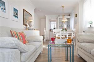 uma sala de estar com dois sofás e uma mesa em Feriendomizil App 5 em Wenningstedt