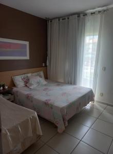 1 dormitorio con 2 camas y ventana en Aldeia das Aguas Village en Barra do Piraí