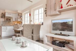 uma sala de estar com televisão numa mesa em Feriendomizil App 1 em Wenningstedt