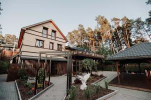 Vanaga Ligzda في بالتزيرز: منزل أمامه حديقة