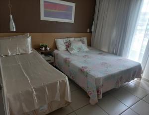 een slaapkamer met 2 bedden en een raam bij Aldeia das Aguas Village in Barra do Piraí