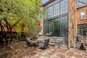 an outdoor patio with a table and chairs at Garden Apartment - Decor Upgrades - Capitol Hill in Denver