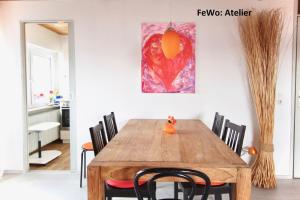 comedor con mesa de madera y sillas en Atelierwohnung mit Seeblick, en Sipplingen