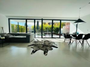 een woonkamer met een bank en een tafel bij seenahe Design-Ferienwohnung Loft Aquamarin in Überlingen