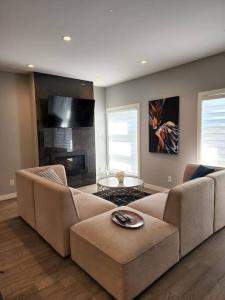 uma sala de estar com um sofá e uma mesa em Cozy Gems of Kensington em Calgary