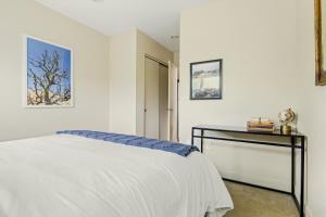 sypialnia z łóżkiem i stołem w obiekcie Stunning Guesthouse - Walk EVERYWHERE! Sleeps 6! w mieście Denver