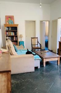 a living room with a couch and a coffee table at Casa Nonada in São João del Rei