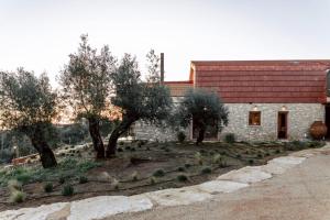 a stone building with trees in front of it at Casa Tosca in Fátima