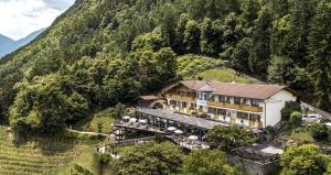 uma vista aérea de um hotel numa montanha em Hotel Gasthof Waldschenke em Marlengo
