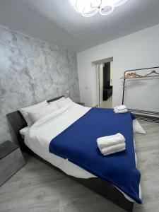 - une chambre avec un grand lit et une couverture bleue dans l'établissement MareLuna Gradoni di Chiaia, à Naples