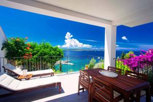 - un balcon avec une table et des chaises offrant une vue sur l'océan dans l'établissement Blue Bay Residence, à Hvar