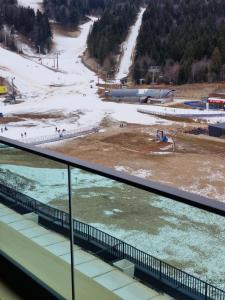 別拉什尼察的住宿－Natural White apartments，从大楼欣赏到滑雪场的景色