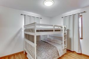 MerriamにあるPet-Friendly Vacation Rental 10 Mi to Kansas Cityの白い部屋の白い二段ベッド