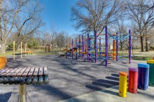 un parco giochi in un parco con panchina di Pet-Friendly Vacation Rental 10 Mi to Kansas City a Merriam
