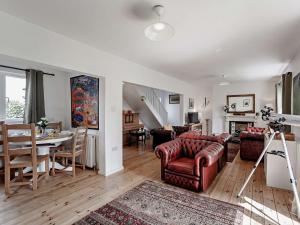 uma sala de estar com um sofá e uma mesa em 3 Bed in Nr Embleton CN156 em North Charlton