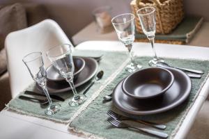 ヴェニングシュテットにあるpure nordicのテーブルセット(黒皿、ワイングラス付)