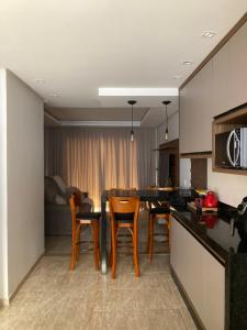 eine Küche und ein Wohnzimmer mit einem Tisch und Stühlen in der Unterkunft Casa completa e confortável in Leopoldina