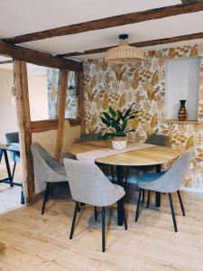comedor con mesa y sillas en La Maison Flore ! Confort et Nature, en Flexbourg