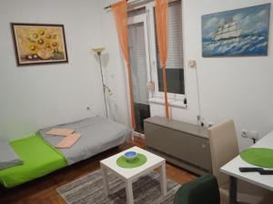 una piccola stanza con un letto e un tavolo di Apartman studio DUE a Apatin