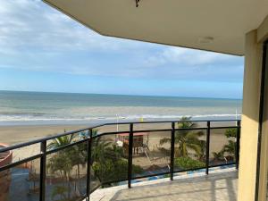 a balcony with a view of the beach at Departamento 3 Dormitorios vista al mar Tonsupa, Ecuador. in Tonsupa